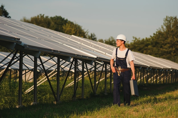 Lavoratore che installa i pannelli solari all'aperto