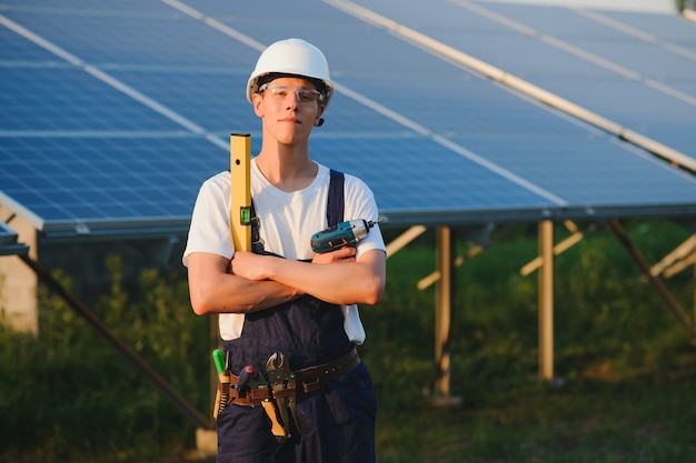 Lavoratore che installa i pannelli solari all'aperto