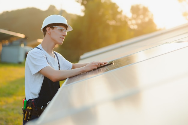 Lavoratore che installa i pannelli solari all'aperto