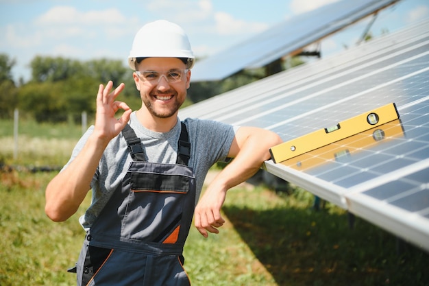 Lavoratore che installa i pannelli solari all'aperto