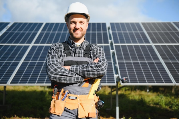 Lavoratore che installa i pannelli solari all'aperto