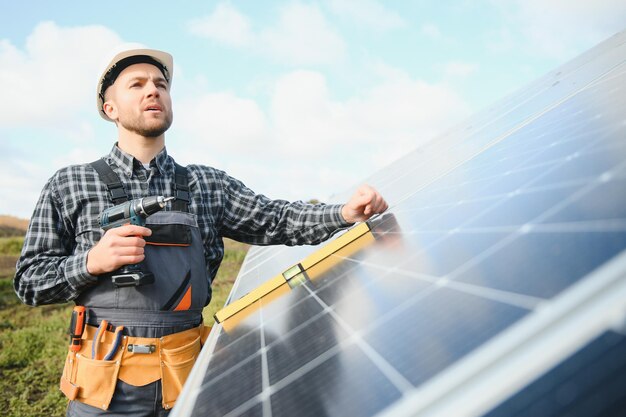 Lavoratore che installa i pannelli solari all'aperto