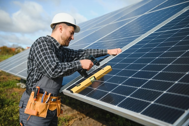 Lavoratore che installa i pannelli solari all'aperto