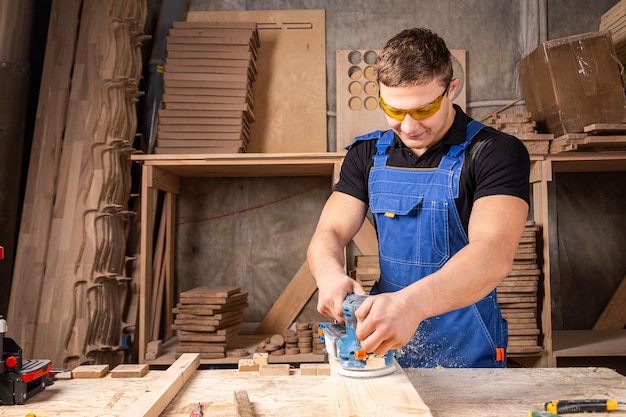 Lavoratore che macina il legno della macchina per macinare angolare