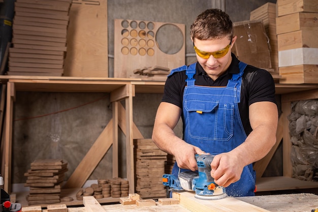 Lavoratore che macina il legno di una macinatrice angolare