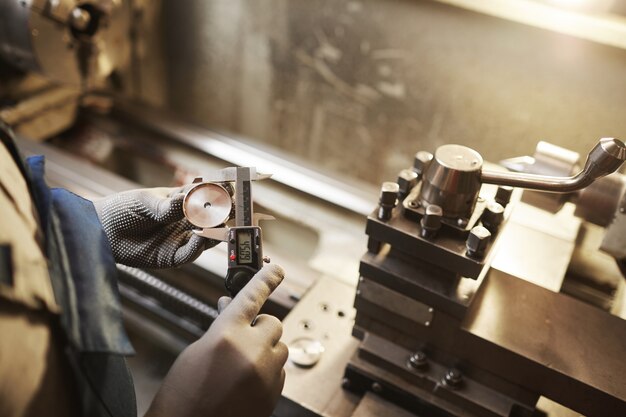 Lavoratore che rende i dettagli in metallo