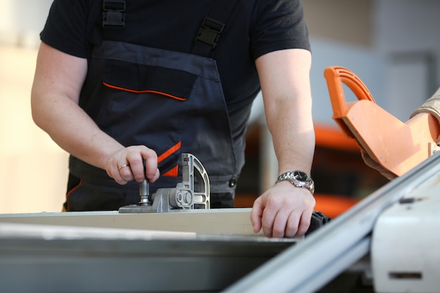 Lavoratore che usando il ritratto della sega elettrica. Concetto startup di carriera di professione di istruzione di industriale della falegnameria del casco giallo del casco del negozio di riparazione di miglioramento di ispirazione del posto di lavoro manuale DIY