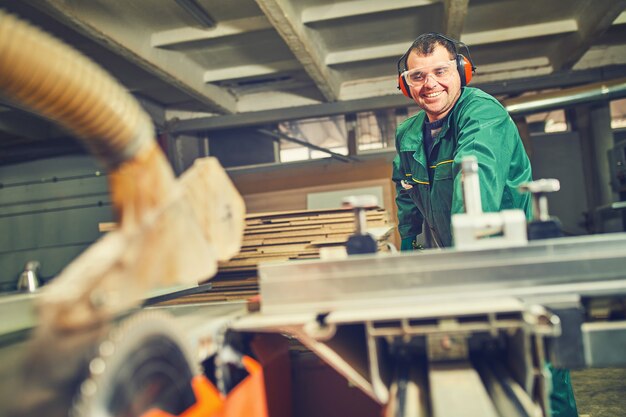 Lavoratore che utilizza macchinari controllati da computer in fabbrica