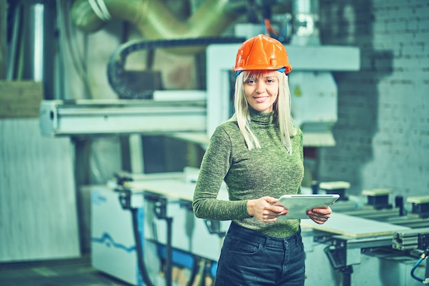 Lavoratore che utilizza macchinari controllati da computer in fabbrica