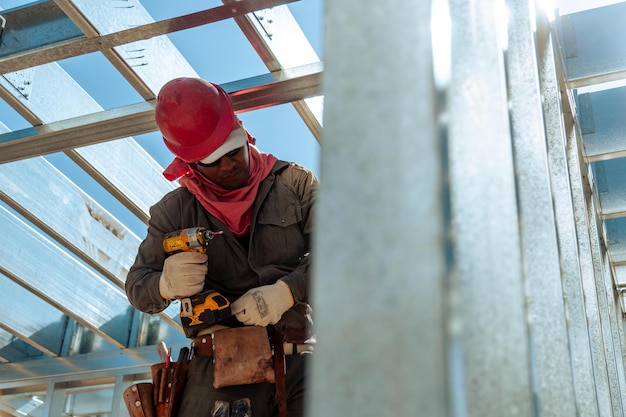 Lavoratore con casco rosso che lavora in un cantiere