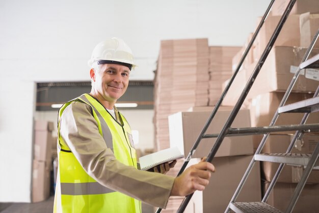 Lavoratore con diario in magazzino