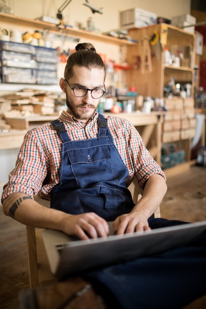 Lavoratore contemporaneo con laptop