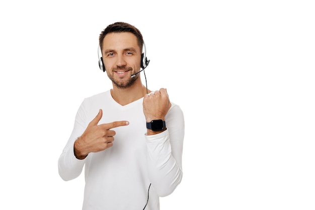 Lavoratore del centro telefonico uomo su sfondo bianco