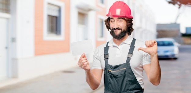 Lavoratore del giovane con un cartello