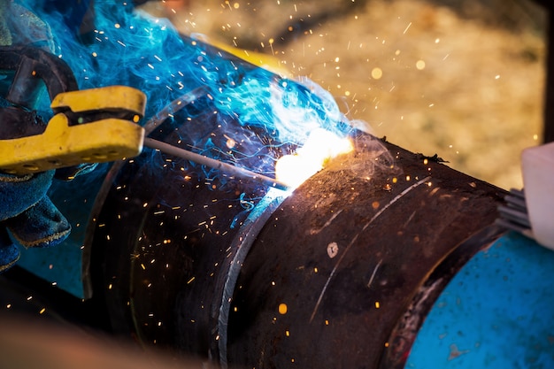 Lavoratore dell&#39;industria al primo piano della saldatura della fabbrica