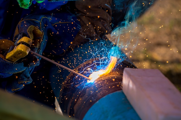 Lavoratore dell&#39;industria al primo piano della saldatura della fabbrica