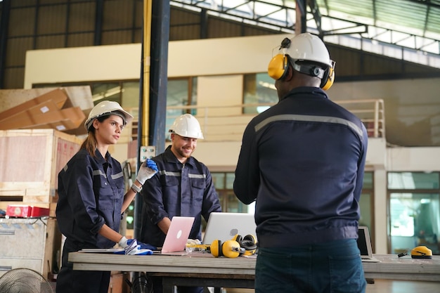 Lavoratore dell'industria metallurgica in fabbrica Industria aziendale e background del tornio