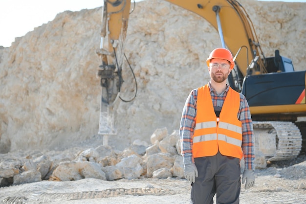Lavoratore della cava che effettua un controllo di qualità