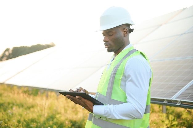 Lavoratore di tecnologia fotovoltaica per l'energia verde in un impianto di pannelli solari
