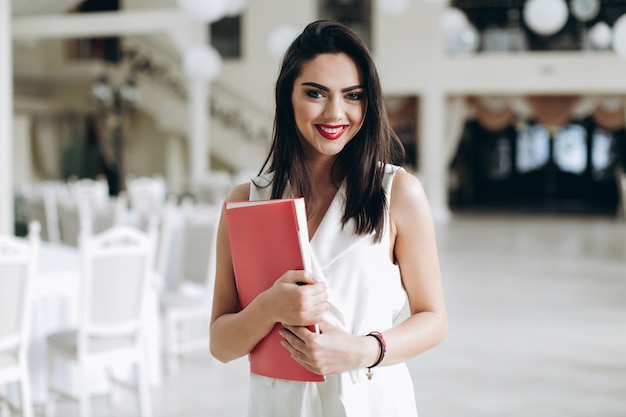 Lavoratore grazioso sorridente nella sala ristorante