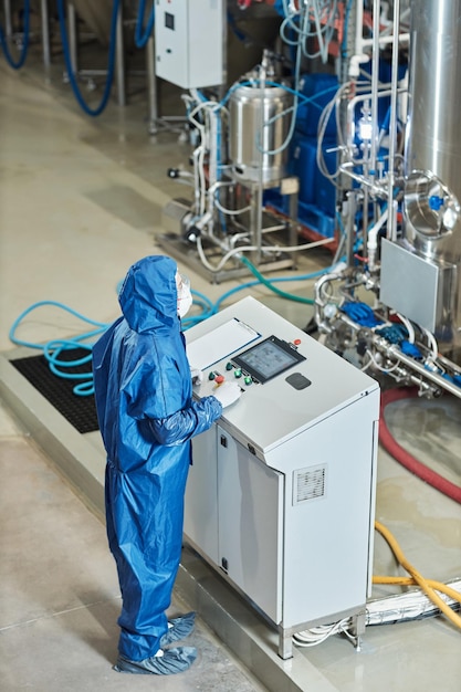 Lavoratore in equipaggiamento protettivo in fabbrica