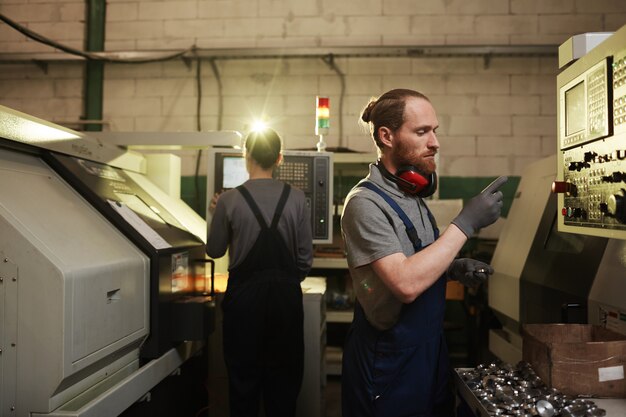 Lavoratore in fabbrica di metallo