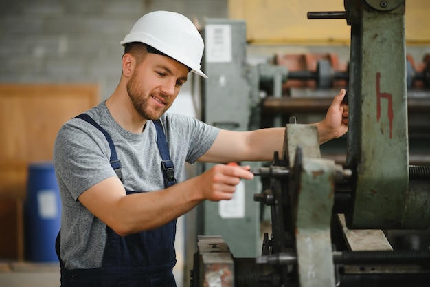 Lavoratore in fabbrica sulla macchina