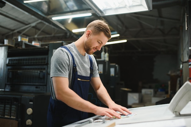 Lavoratore in fabbrica sulla macchina