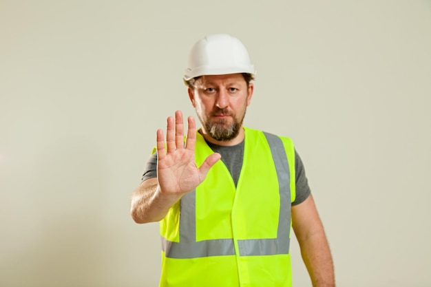 Lavoratore in giubbotto e casco bianco