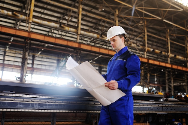 Lavoratore in un casco per l'edilizia con un disegno