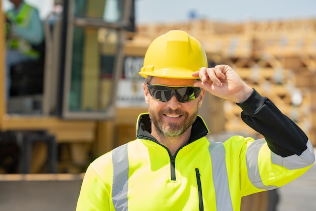 Lavoratore in uniforme da costruzione su costruzione di edifici costruttore di sfondo presso l'uomo del cantiere