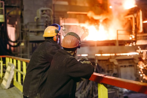 Lavoratore industriale al primo piano della saldatura della fabbrica