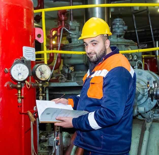 lavoratore industriale nella fabbrica segreta lavoratore al lavoro lavoratore nello spazio di lavoro