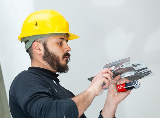 Lavoratore intonacatura muro di cartongesso.