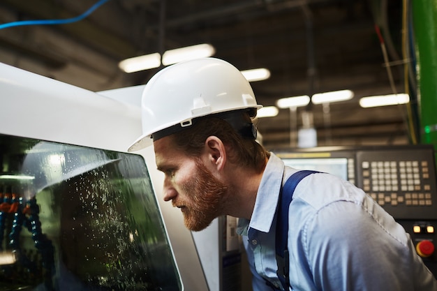 Lavoratore manuale che osserva il processo