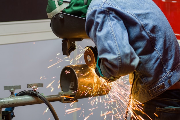 Lavoratore operaio industriale presso la fabbrica di saldatura di strutture in acciaio