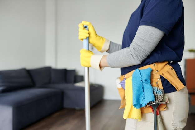 Lavoratore professionista che fa i lavori domestici con la scopa