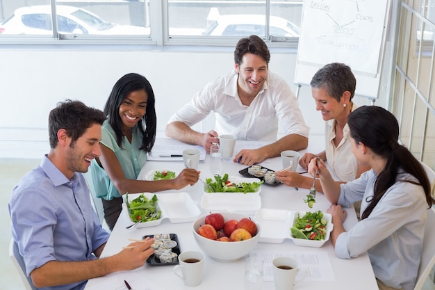 Lavoratori che chiacchierano mentre godono del pranzo sano