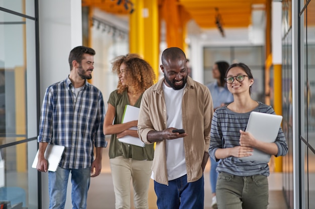 Lavoratori che discutono di avvio dell'attività in pausa in ufficio