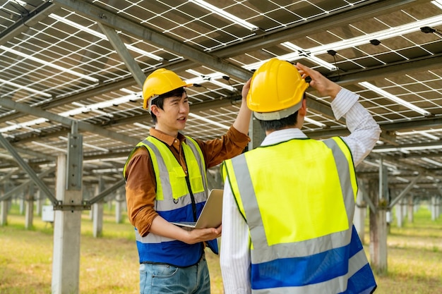 Lavoratori che installano pannelli solari per un'energia efficiente in città