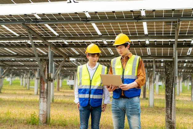 Lavoratori che installano pannelli solari per un'energia efficiente in città