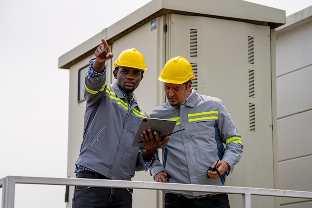 Lavoratori che installano pannelli solari per un'energia efficiente in città