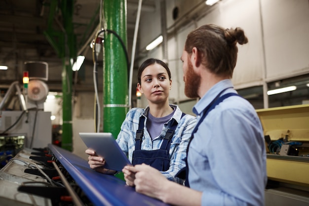 Lavoratori che lavorano nella pianta