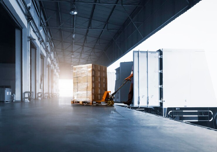 Lavoratori che scaricano scatole di pacchi in container cargo Dock di carico Magazzino Trasporto di merci