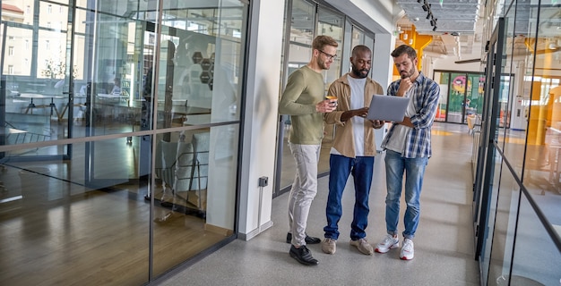 Lavoratori che si riposano dopo una dura giornata di lavoro