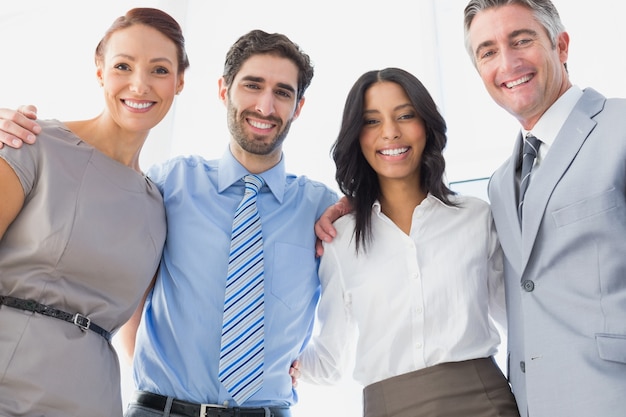 Lavoratori che sorridono mentre stando insieme