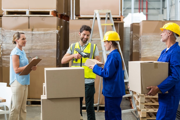 Lavoratori che trasportano scatole