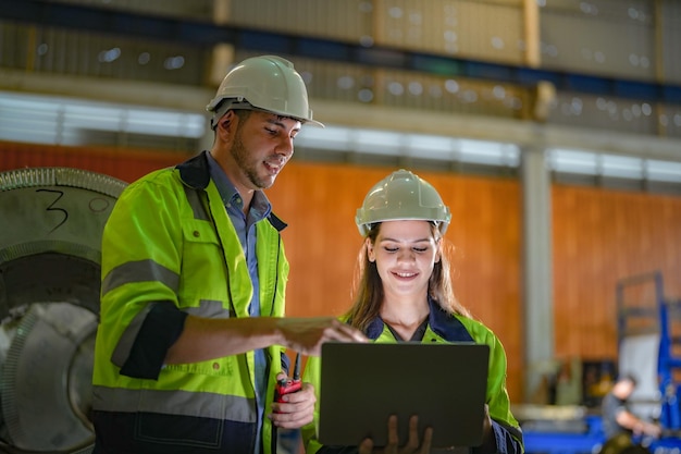 Lavoratori di ingegneria professionisti camminano e controllano il magazzino della fabbrica