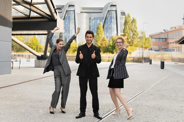 Lavoratori di squadra felici che celebrano successo