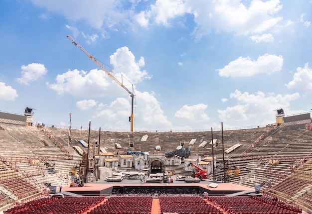 Lavoratori di Verona Italia che preparano il palco per lo spettacolo teatrale nella famosa Arena